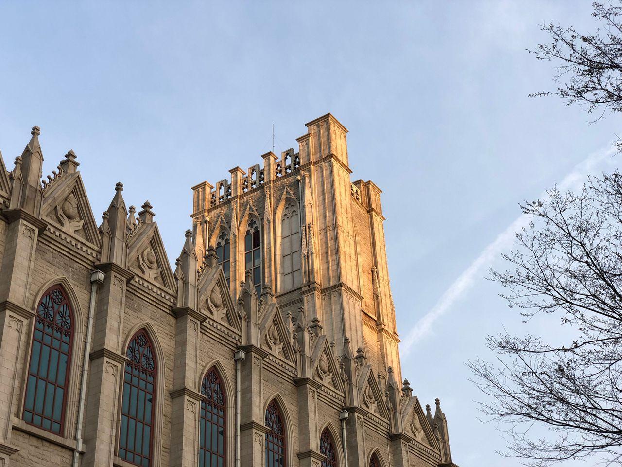 Take a walk on Kyung Hee campus with European architecture and cherry blossoms